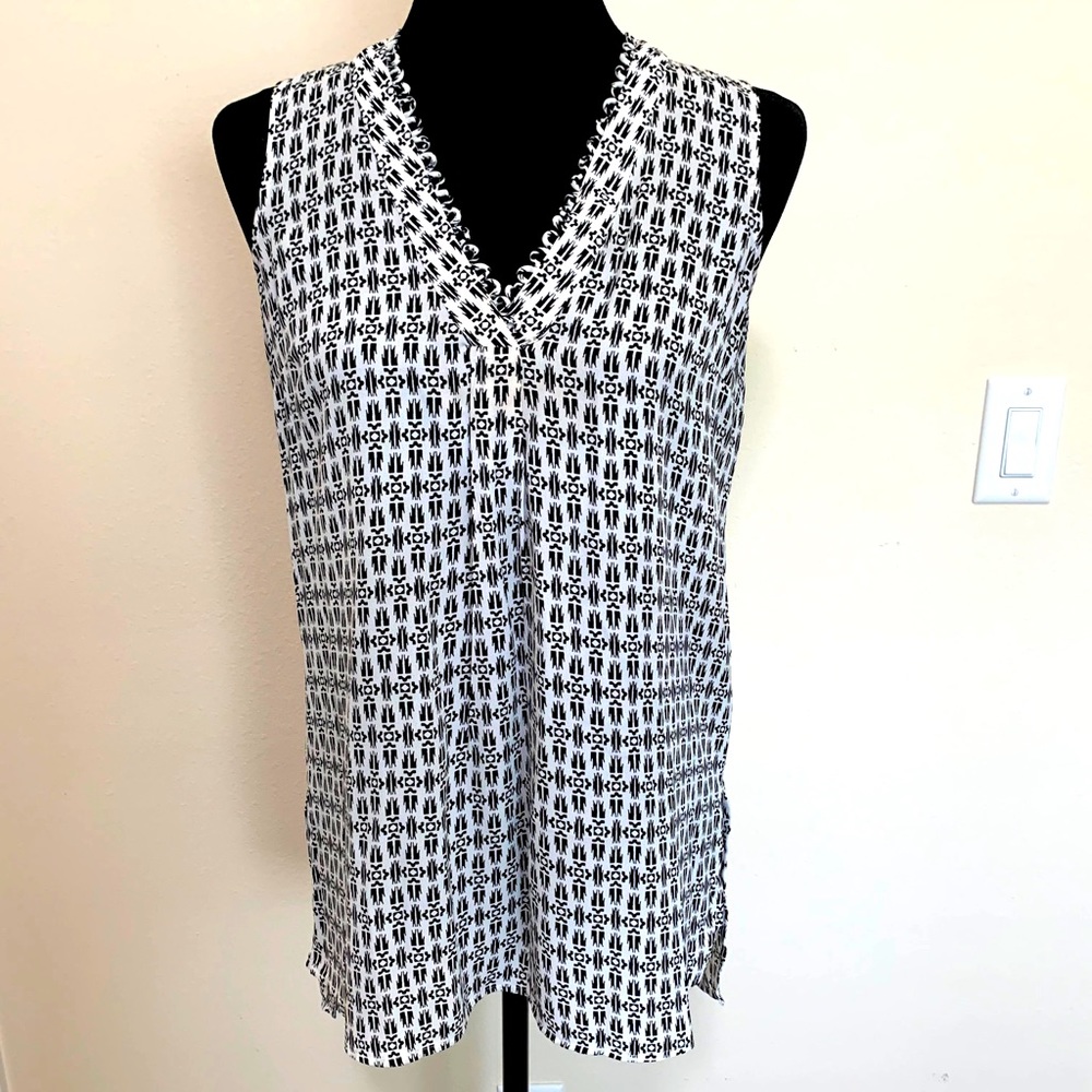 DR2 Printed High-Low Sleeveless Blouse